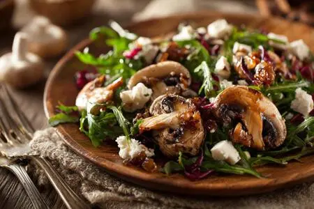 5 лучших салатов с шампиньонами: вкусные, простые и сытные рецепты