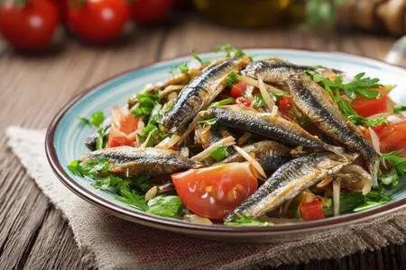 5 вкусных салатов со шпротами на праздничный стол: простые и быстрые рецепты