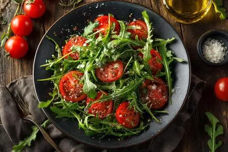 3 лучших салата с рукколой и помидорами на праздничный стол: вкусные и легкие рецепты