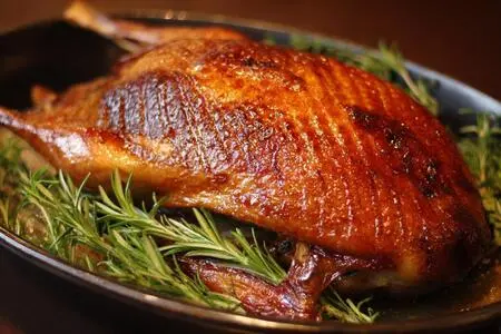 Как запечь гуся в духовке, чтобы он был мягкий и сочный? 3 вкуснейших рецепта