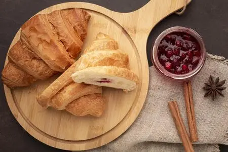Не только с маслом: необычные начинки для круассанов