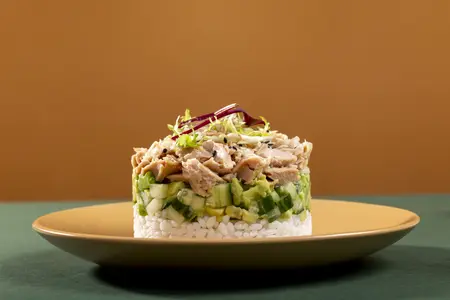 Новогодний фейерверк вкусов: салат с копчёной курицей