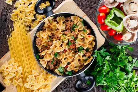 Сытный ужин за 30 минут: макароны с тушёнкой на сковороде