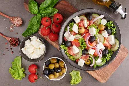 Пять лучших рецептов классического греческого салата: готовим самые вкусные вариации с фетаксой, брынзой 