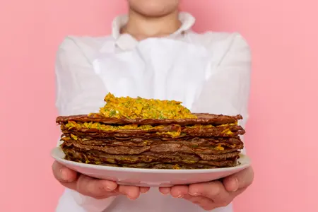 Печеночный торт из куриной печени с морковью и луком: вкусный рецепт на праздничный стол
