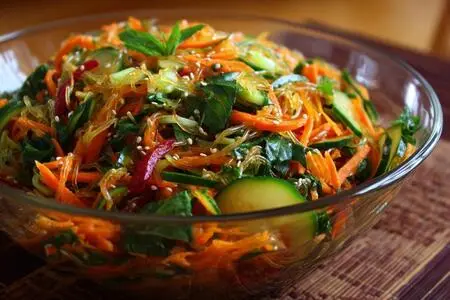 Салат с фунчозой: Азиатская симфония вкуса на вашем столе