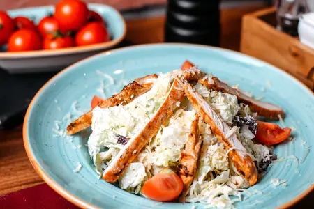 Салат Цезарь: классический с курицей