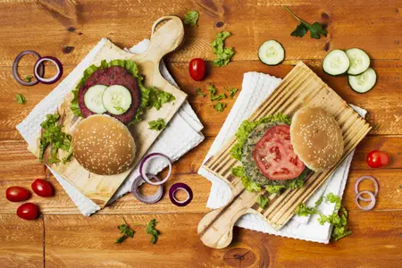 3 лучших домашних бургера: ароматные, сочные рецепты вкуснее и полезнее любого фастфуда