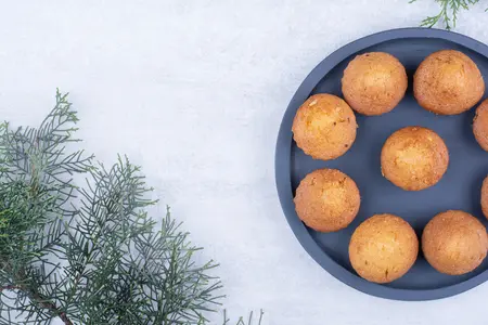 Творожные шарики жареные в масле: 5 самых вкусных рецептов приготовления на сковороде, во фритюре, в аэрогриле, кастрюле, духовке