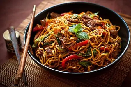 Фунчоза с мясом: Путеводитель по азиатской магии вкуса