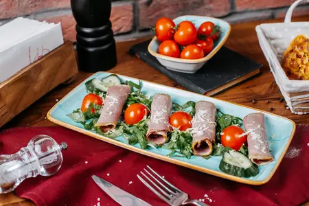 Лёгкая закуска на скорую руку: рулетики с ветчиной