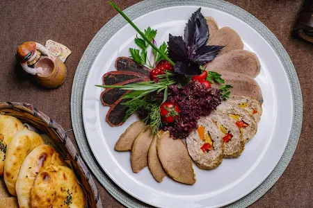 Домашняя мясная тарелка для дружеской встречи: просто и вкусно