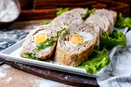 Новогодний мясной рулет с яйцом: рецепт для праздничного меню
