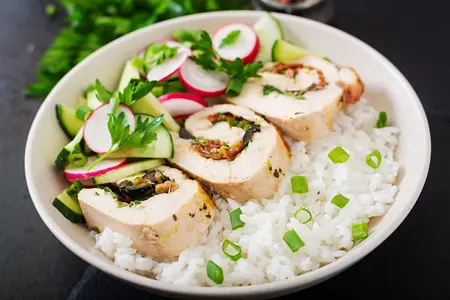 Мясной рулет с грибами и черносливом: ингредиенты и секреты приготовления