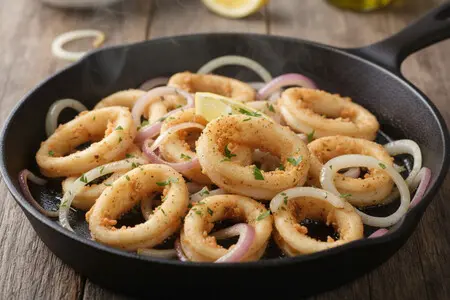 Жареные кальмары с луком: простой и вкусный рецепт