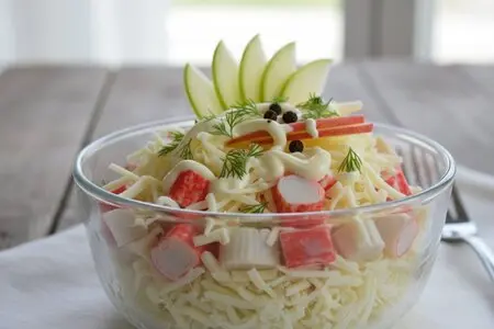 Салат "Нежность" с крабовыми палочками, сыром и яблоком