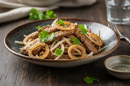 Салат из мяса с жареным луком и дайконом