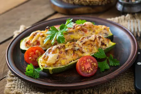 Запечённые кабачки под сырной шапкой: просто, вкусно и аппетитно