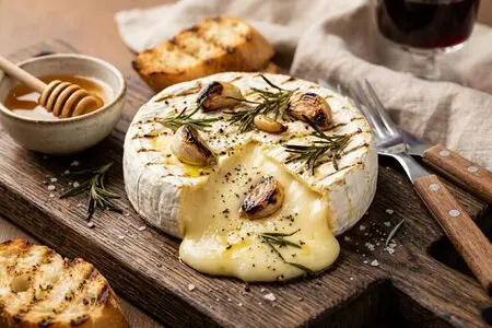 Камамбер на гриле с чесноком и розмарином