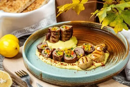 Мясные рулетики с пюре из корня сельдерея: гармония текстуры и вкуса
