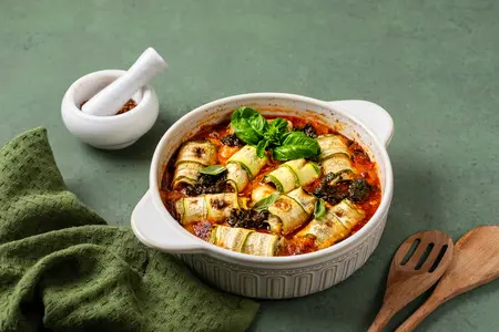 Овощные рулетики с подливой: вкусные рецепты для запекания в духовке