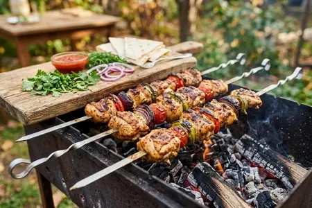 Шашлык из куриных бедер на мангале или в духовке: сочный, с дымком и без сухости