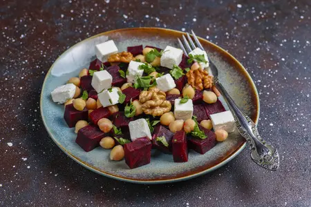 Салат с запечённой свёклой, козьим сыром и грецкими орехами: рецепты, лайфхаки, секреты идеального вкуса