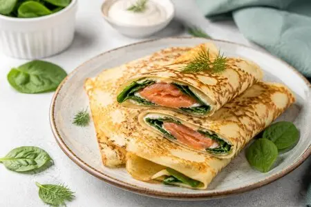 Восхитительный рецепт блинчиков со шпинатом и красной рыбой для вкусного, изысканного завтрака