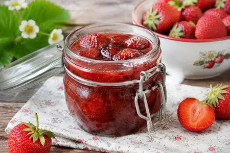 3 лучших рецепта варенья из клубники на зиму. Ароматное, густое, съедается первым