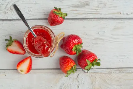 Варенье без варки: лучшие рецепты, включая клубничное, лайфхаки и секреты хранения
