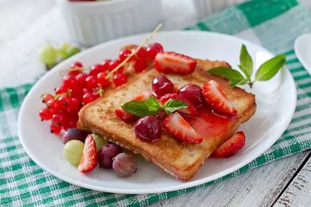 Гренки на завтрак: с ягодами, сыром и джемом - вкусные и простые рецепты