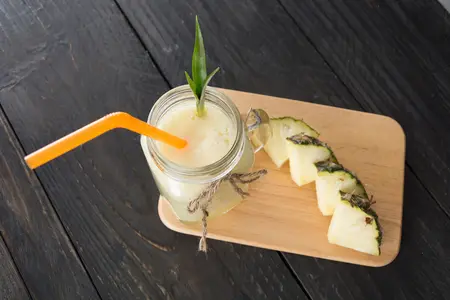 Коктейли с ананасом: лучшие рецепты, лайфхаки и секреты тропического вкуса
