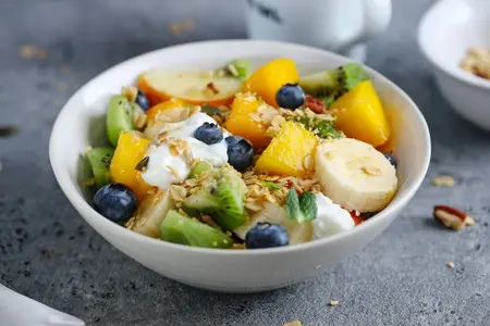 Фруктовый салат с манго, ананасом и мятой: рецепты, лайфхаки и секреты тропического вкуса