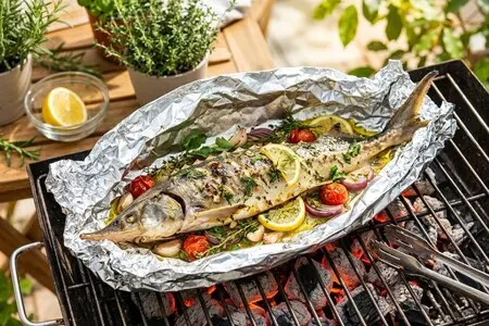 Стерлядь на гриле в фольге с дымком: как имитировать вкус коптильни на обычной решетке