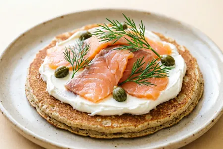 Овсяноблин с творожным сыром и слабосолёным лососем — баланс вкуса, сытности и пользы