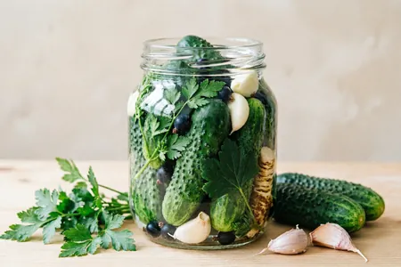 Солёные огурцы: лучшие рецепты, секреты идеального хруста и традиции домашней засолки
