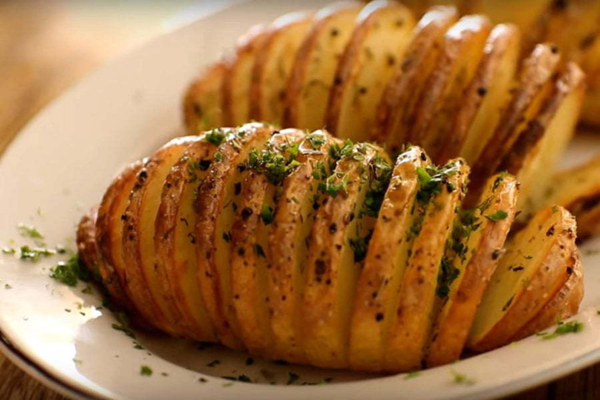 Как правильно печеный. Картофель в духовке. Картошка в духовке запеченная. Печёный картофель в духовке. Целая картошка запеченная в духовке.