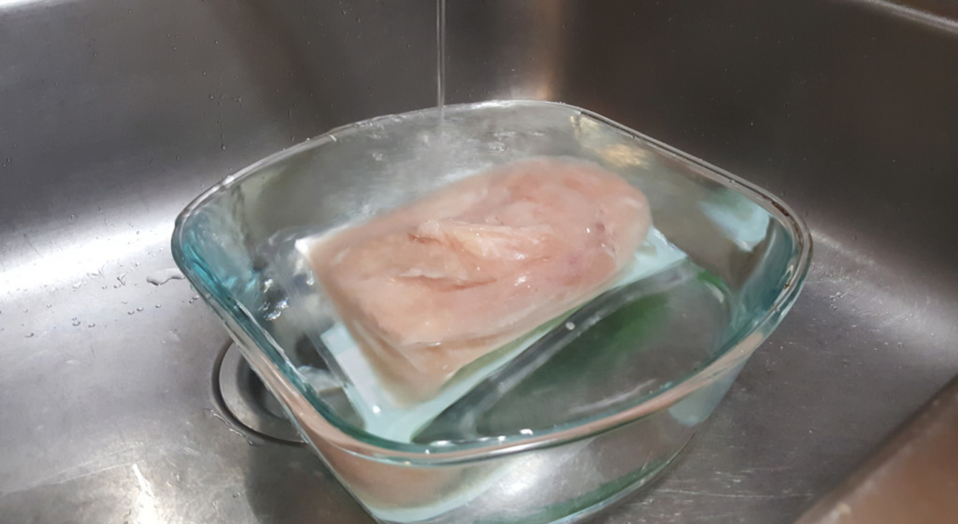 Можно размораживать мясо в микроволновке. Разморозка рыбы в СВЧ на предприятиях. 3. Размораживание рыбы. Разморозка курицы в воде.