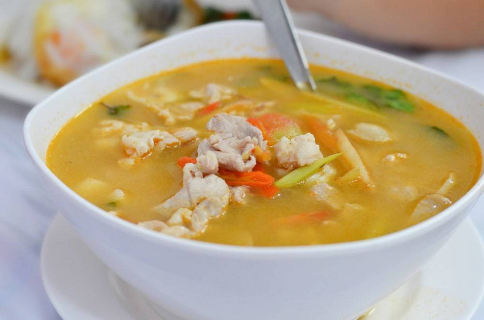 Суп из куры рецепты приготовления. Куриный суп. Азиатский суп с курицей. Острый суп с цыпленком. Острый азиатский суп с курицей.