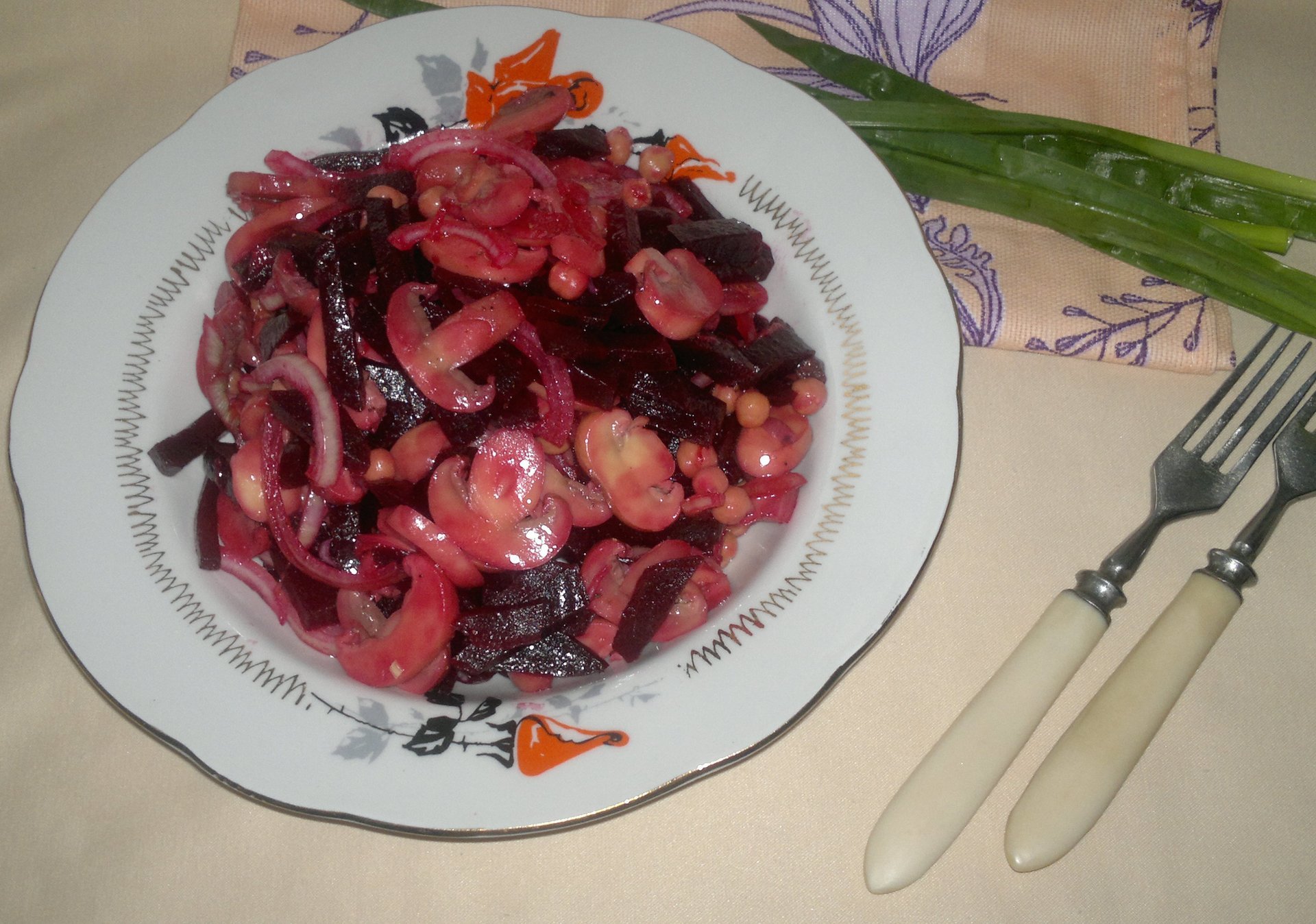 Салат со свеклой, нутом и солеными шампиньонами #постныйстол