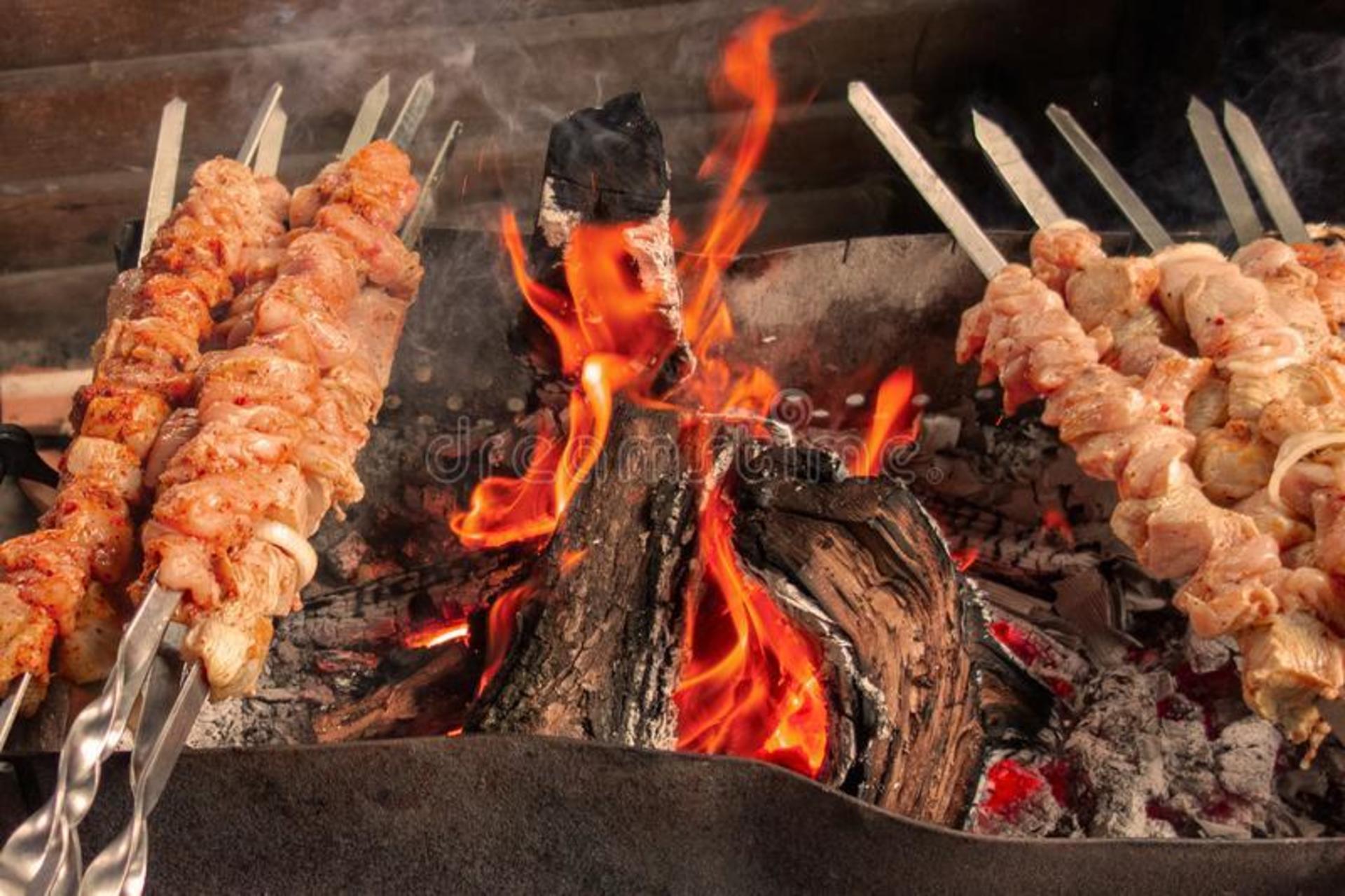 Уголь, цедра и сок: секреты приготовления мяса на открытом огне .