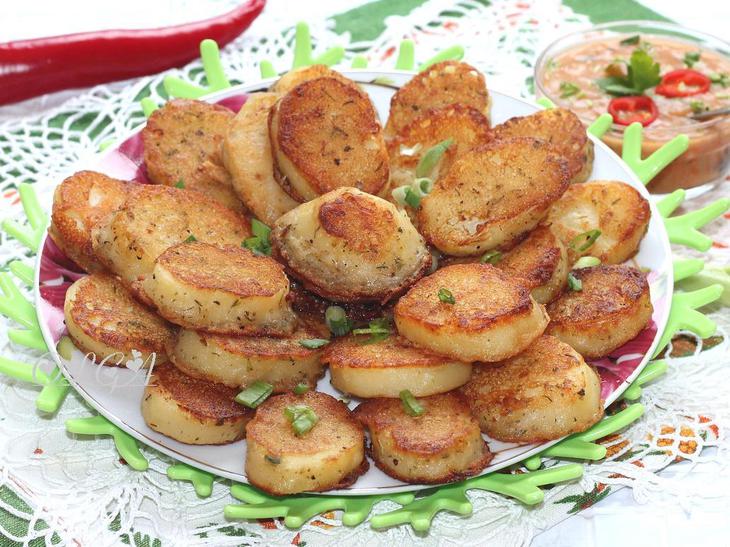 Подавайте картофель с грибным соусом.