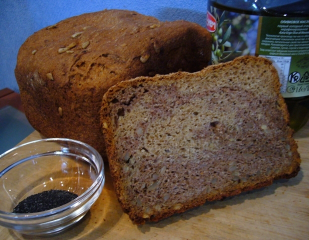 Почему не пропекся хлеб. Хлеб в хлебопечке не допекается. Лавандовый хлеб. Хлеб с темной корочкой в хлебопечке. Фиолетовый хлеб с семечками.