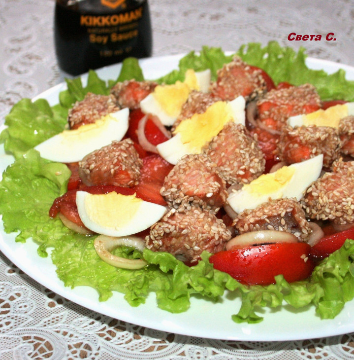 Салат с запеченным лососем в кунжутной панировке