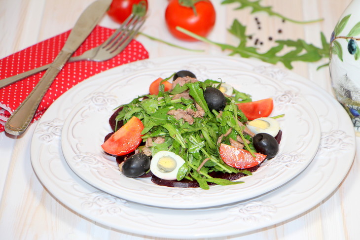 Салат из телятины, рукколы и овощей