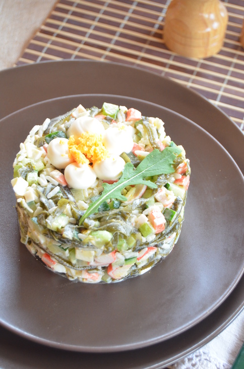 Салат из риса и морской капусты с крабовыми палочками