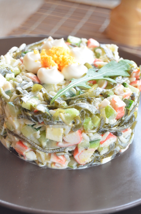 Салат из риса и морской капусты с крабовыми палочками