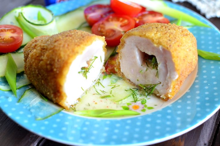 Куриные котлеты с маслом внутри. Котлеты по киевски с маслом внутри. Куриные котлетки с сыром. Котлеты продолговатые. Зразы по киевски.