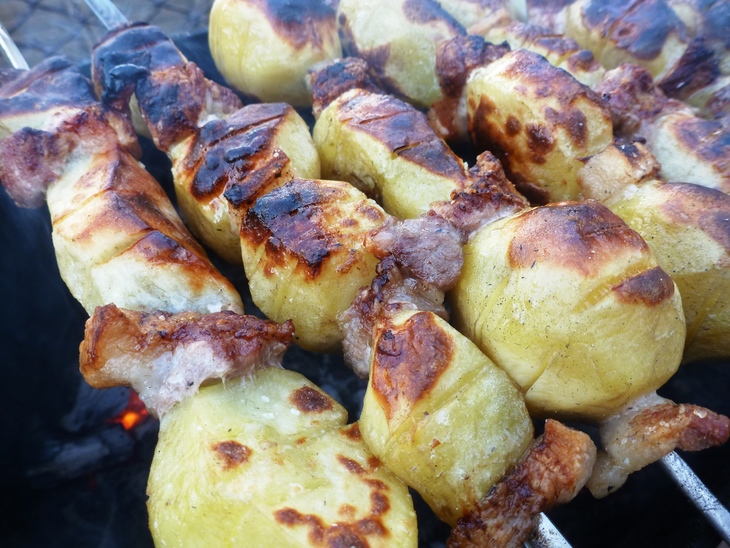 Шашлык из картошки с салом – рецепт с фото Шашлык на Шампуре