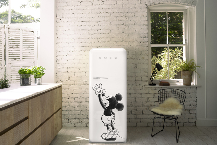 Smeg объединился с Disney для выпуска ограниченной серии холодильников FAB, приуроченной к юбилею Микки Мауса